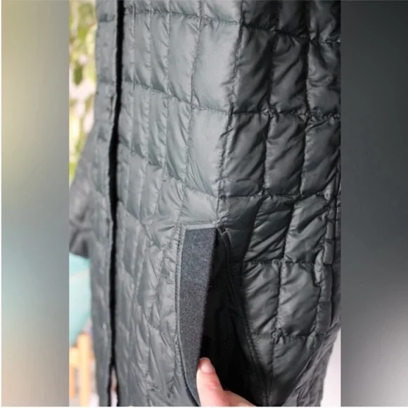 Patagonia Rare Recycled Down Hooded Coat Carbon
Green Medium - Picture 12 of 17